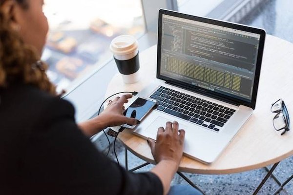 Les erreurs courantes à éviter lors de la mise en place d'une infrastructure informatique pour les PME